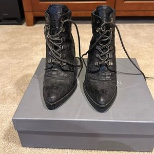 Worn once Stuart Weitzman Gigi boots size 5